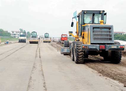鹽通高速公路路面施工進(jìn)入尾聲，區(qū)域交通新動(dòng)脈即將全面貫通