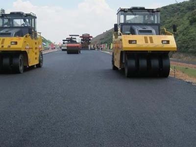 四川道路瀝青施工全覽 從路面工程到瀝青攤鋪的機(jī)械化作業(yè)